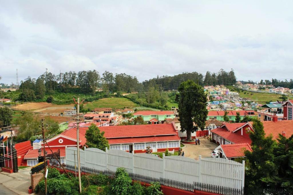 Pine Hill Suites Udagamandalam Exterior foto